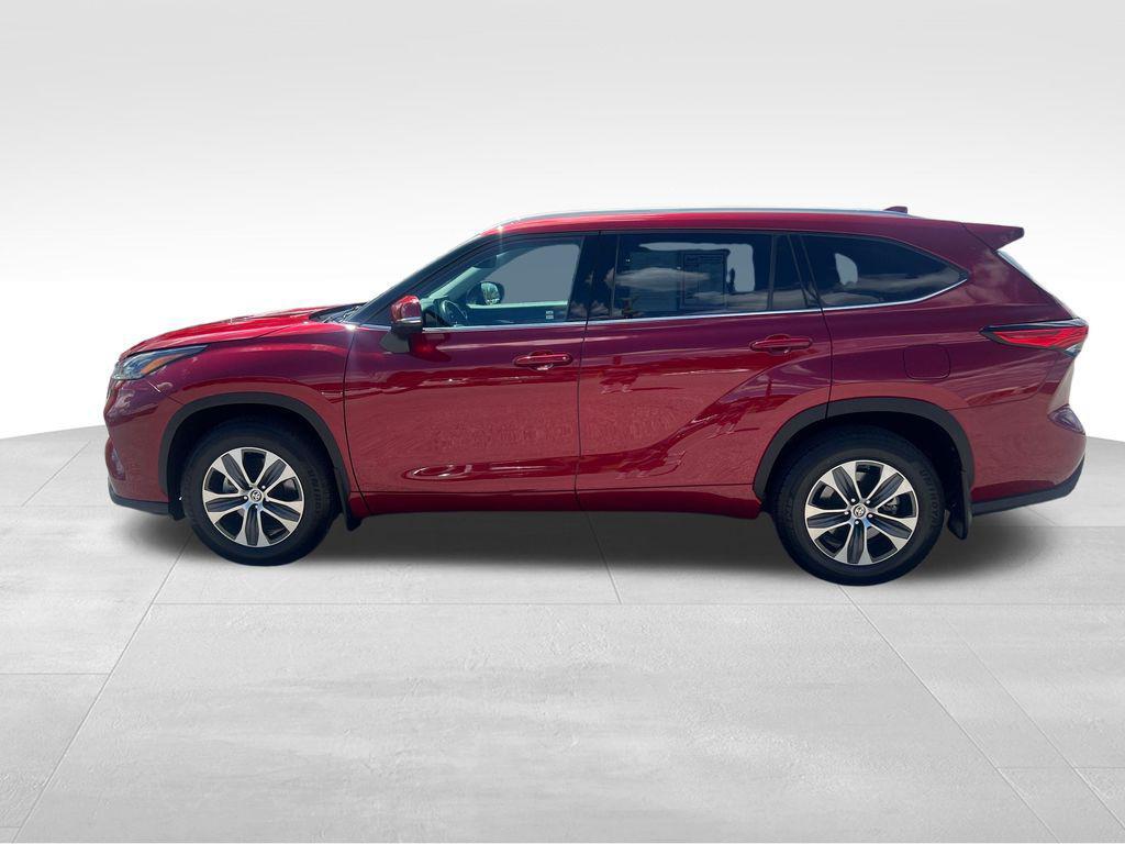 used 2022 Toyota Highlander car, priced at $36,987
