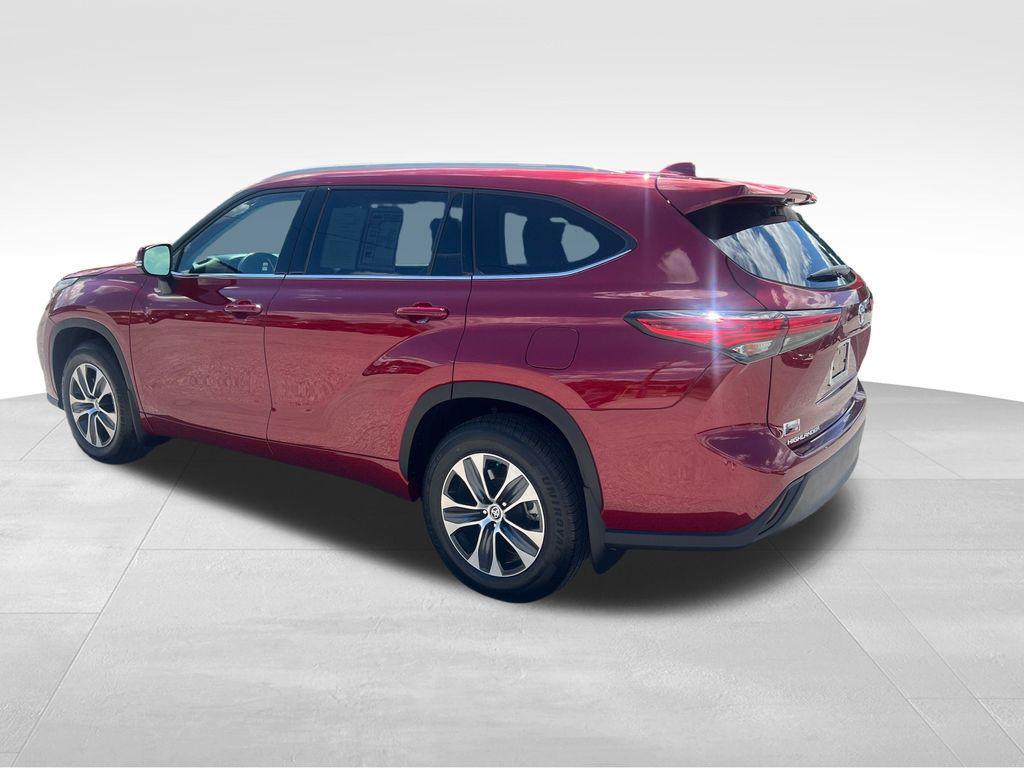 used 2022 Toyota Highlander car, priced at $36,987