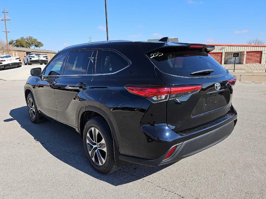 used 2022 Toyota Highlander car, priced at $36,512