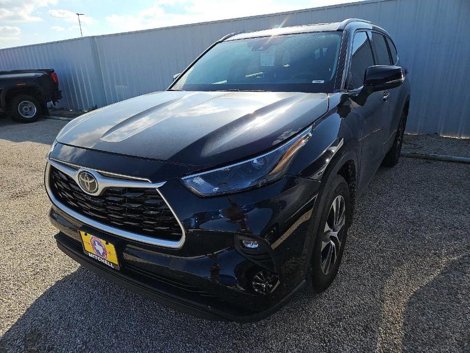 used 2022 Toyota Highlander car, priced at $38,675