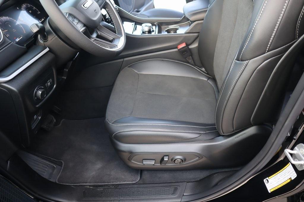 new 2025 Jeep Grand Cherokee car, priced at $40,281
