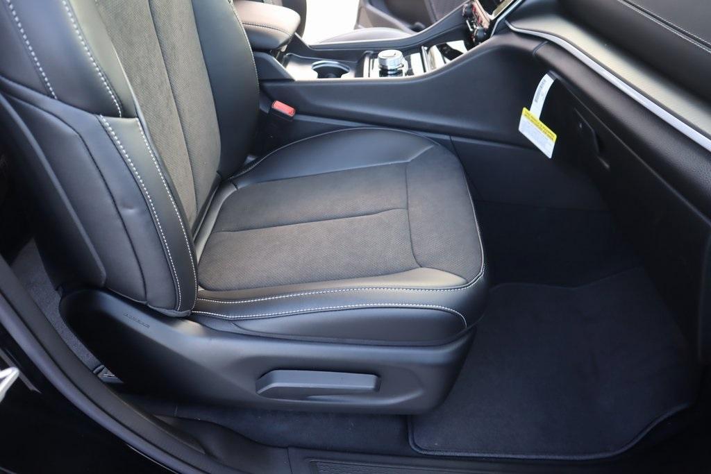new 2025 Jeep Grand Cherokee car, priced at $40,281