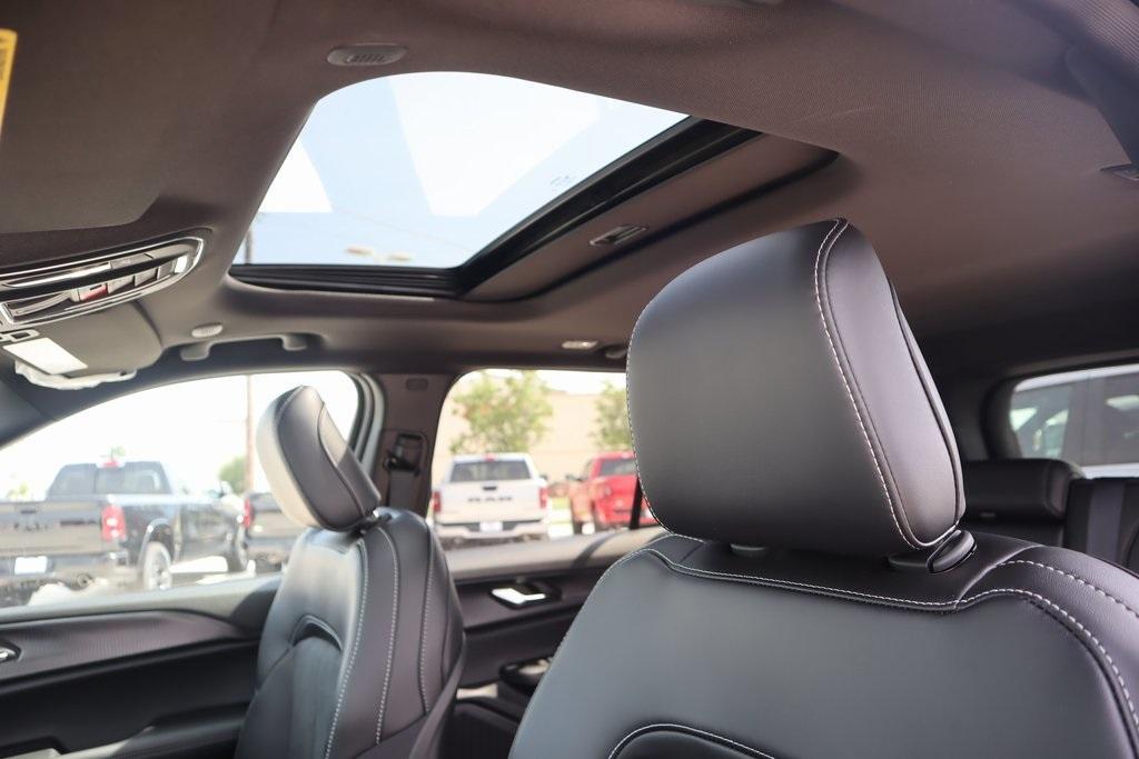 new 2025 Jeep Grand Cherokee car, priced at $39,702