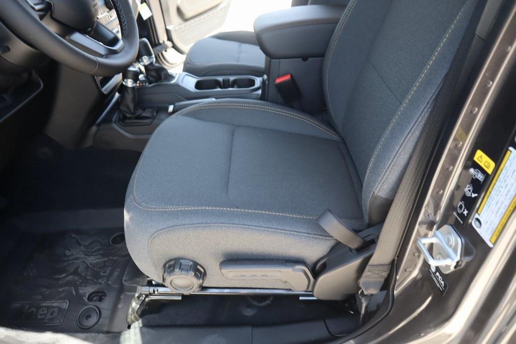 new 2025 Jeep Gladiator car, priced at $43,536