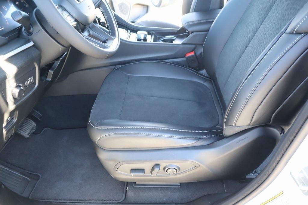 new 2025 Jeep Grand Cherokee car, priced at $42,533