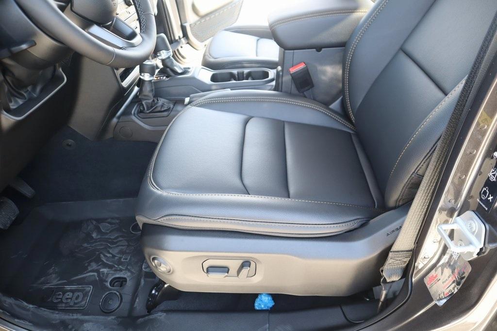 new 2025 Jeep Gladiator car, priced at $43,093
