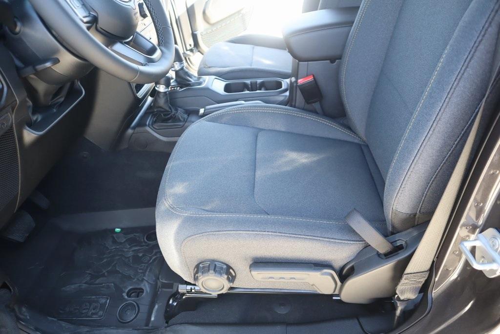 new 2025 Jeep Wrangler car, priced at $45,423