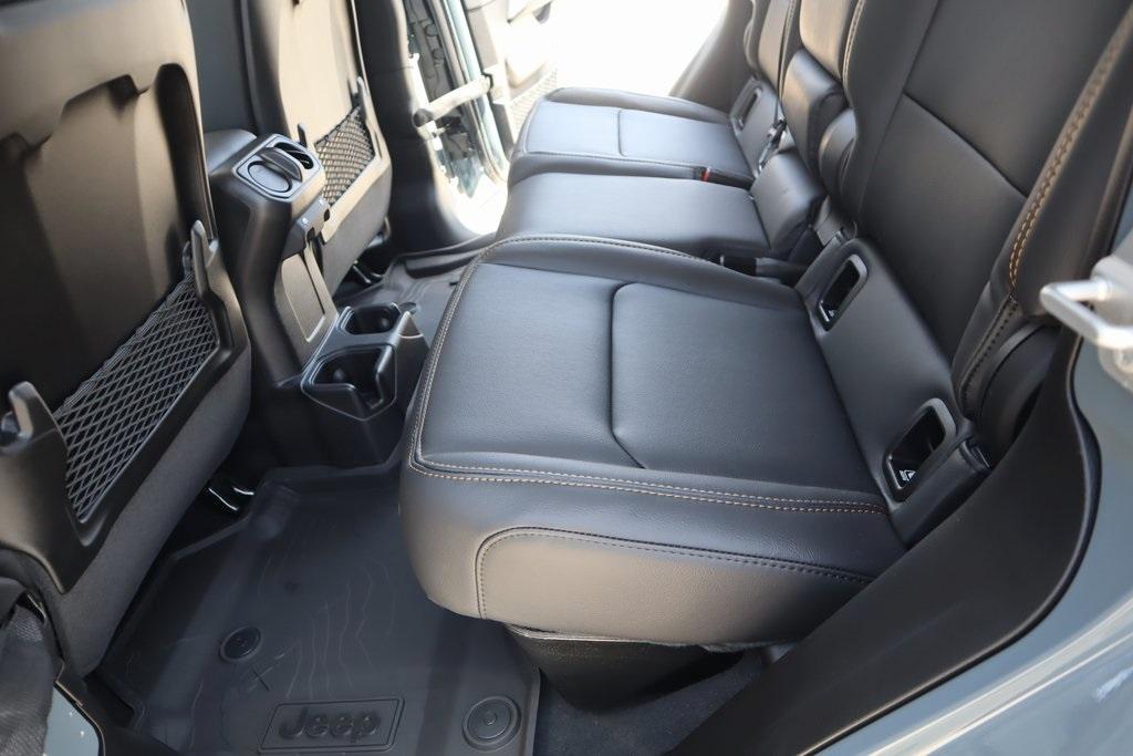 new 2025 Jeep Gladiator car, priced at $45,582