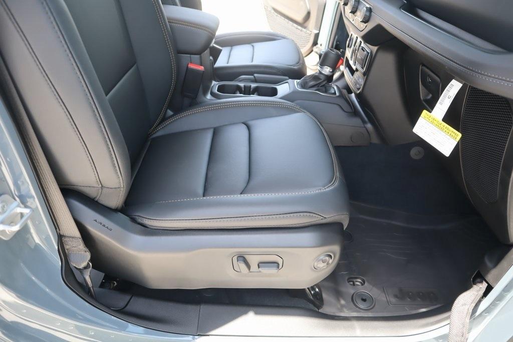 new 2025 Jeep Gladiator car, priced at $45,582