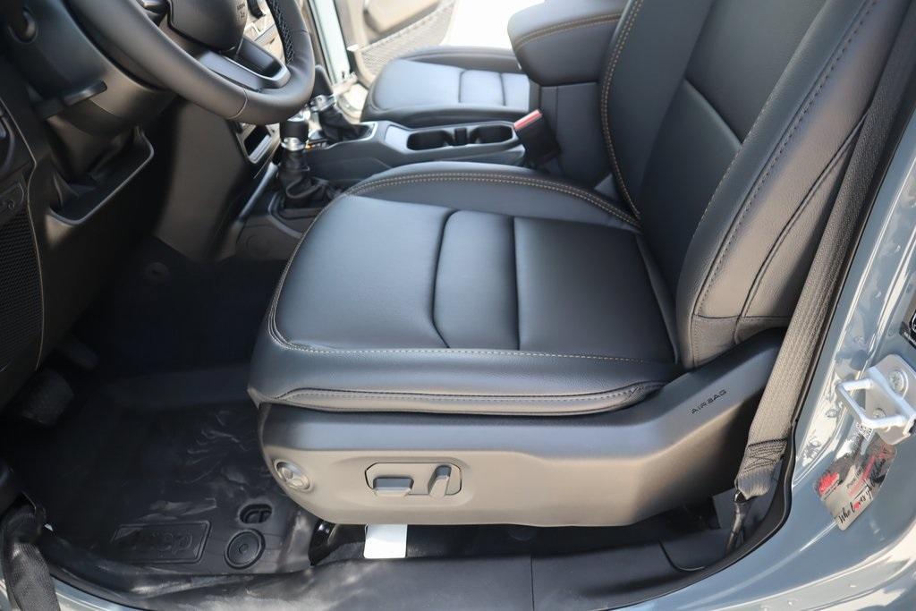 new 2025 Jeep Gladiator car, priced at $45,582