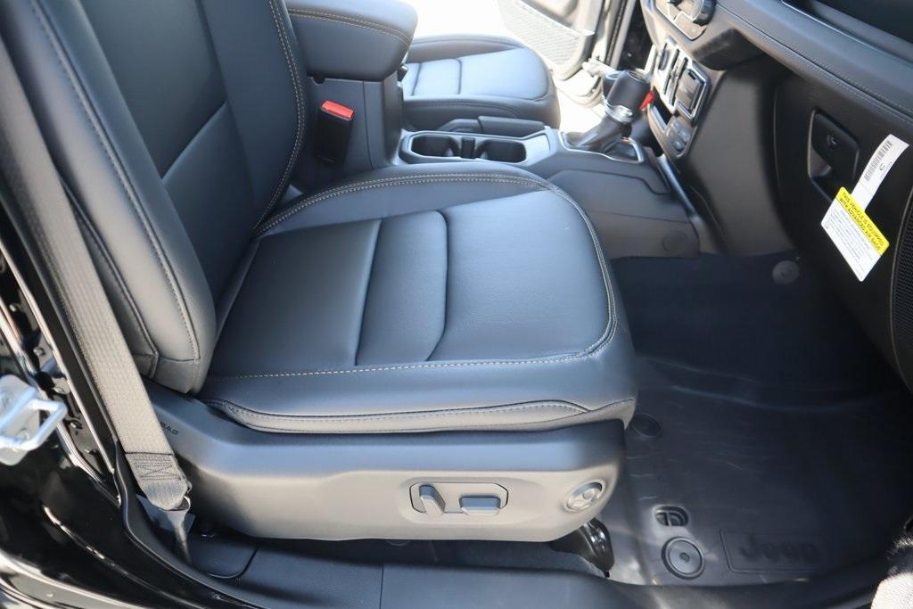 new 2025 Jeep Gladiator car, priced at $45,537