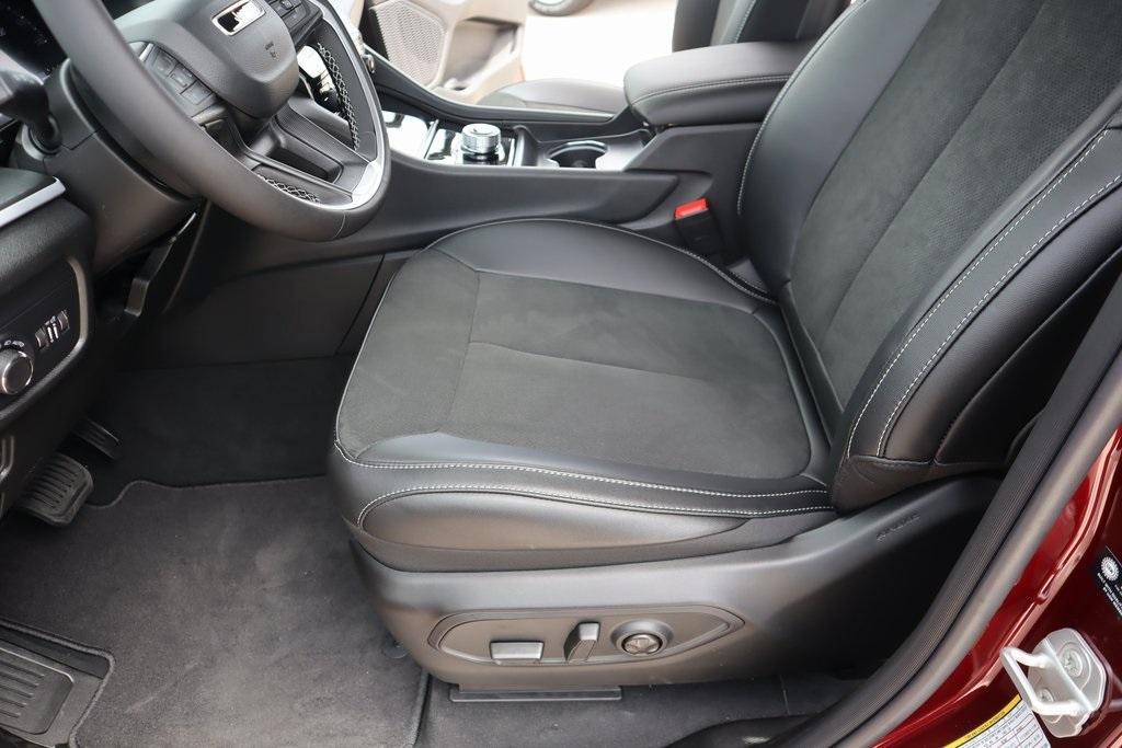 new 2025 Jeep Grand Cherokee car, priced at $41,152