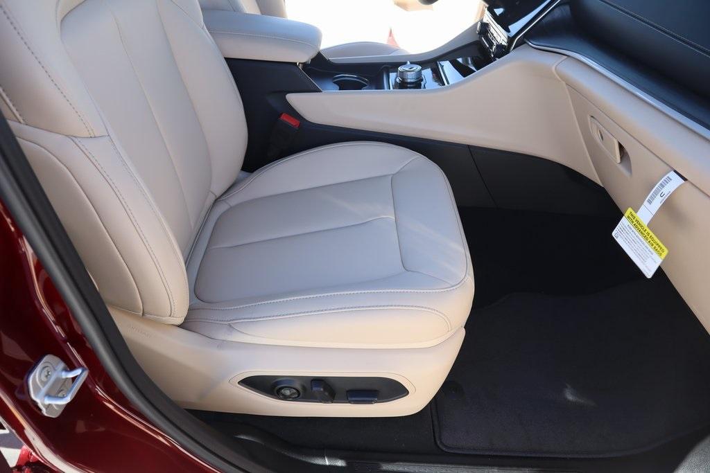 new 2025 Jeep Grand Cherokee car, priced at $40,900