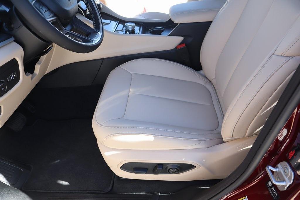 new 2025 Jeep Grand Cherokee car, priced at $40,900