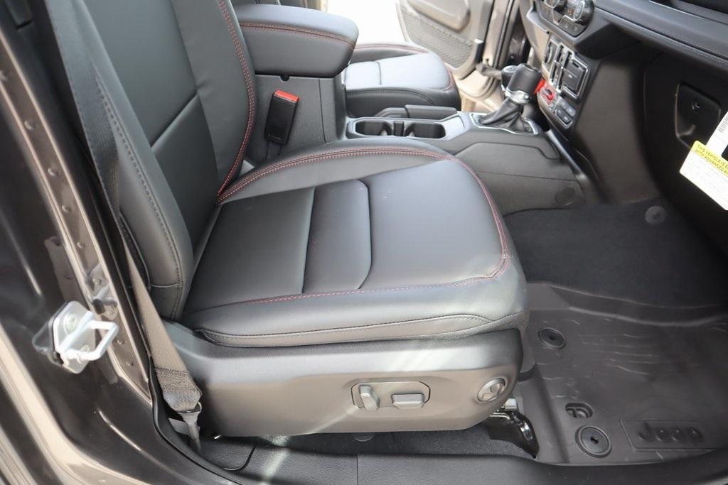 new 2025 Jeep Gladiator car, priced at $45,576