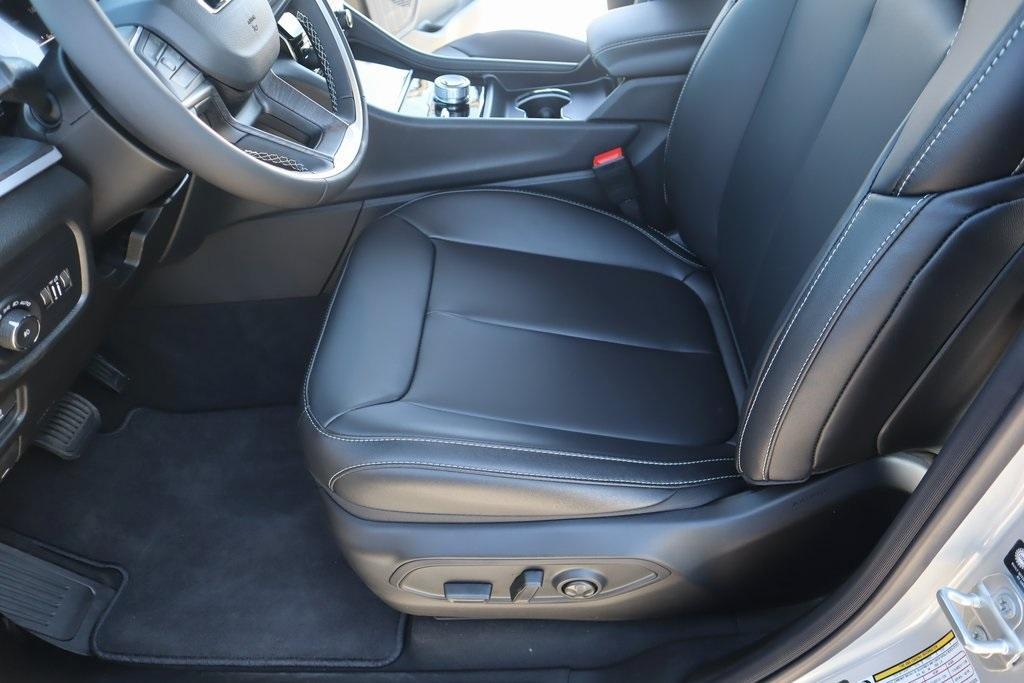 new 2025 Jeep Grand Cherokee car, priced at $38,574