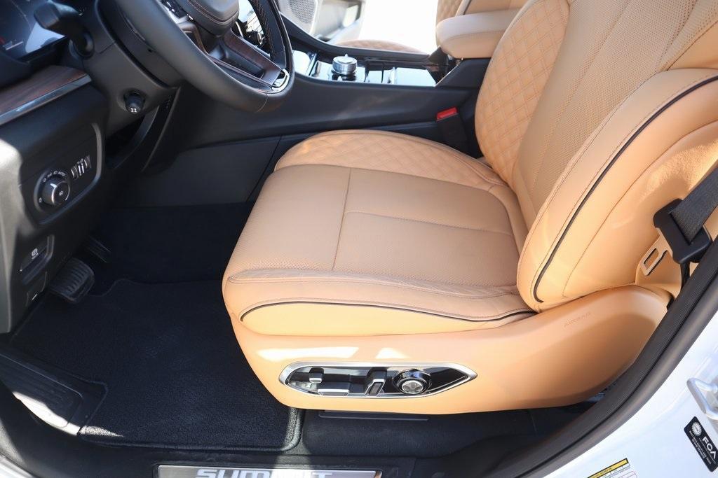 new 2025 Jeep Grand Cherokee car, priced at $58,009