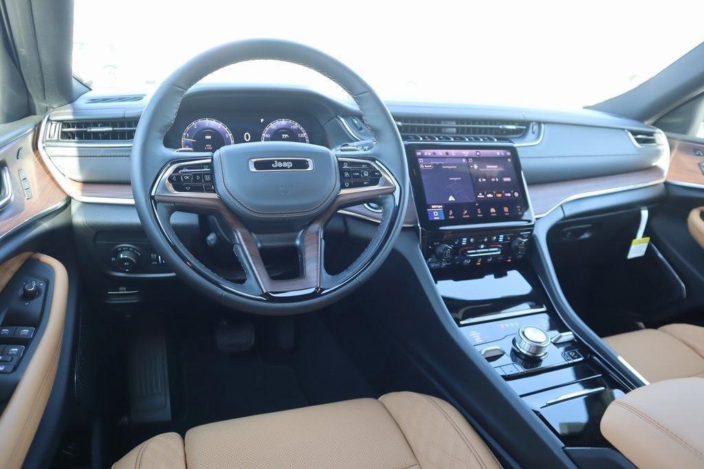 new 2025 Jeep Grand Cherokee car, priced at $58,009