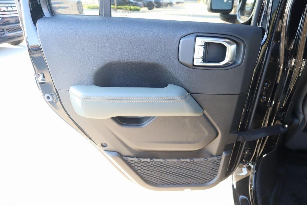 new 2025 Jeep Gladiator car, priced at $51,883