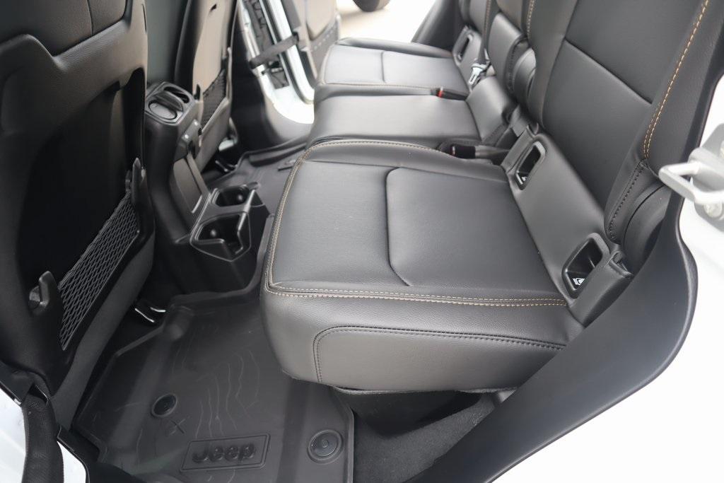 new 2025 Jeep Gladiator car, priced at $44,327