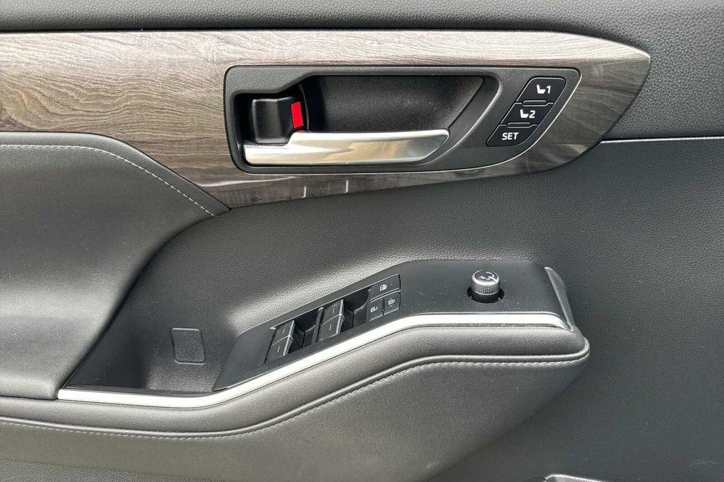 used 2020 Toyota Highlander Hybrid car, priced at $40,000