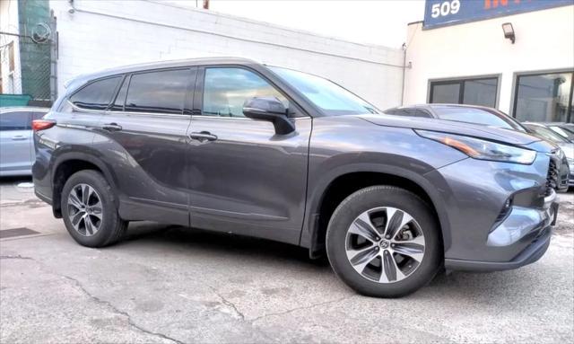 used 2022 Toyota Highlander car, priced at $33,899