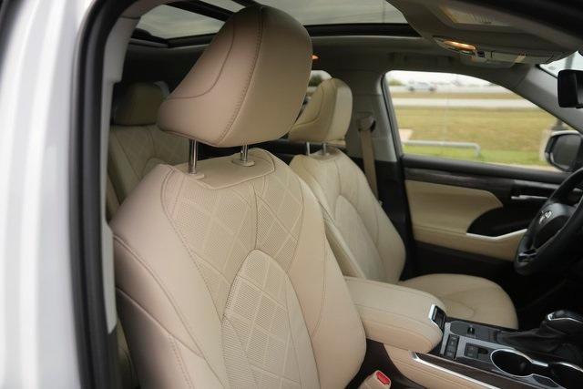 used 2022 Toyota Highlander car, priced at $44,889
