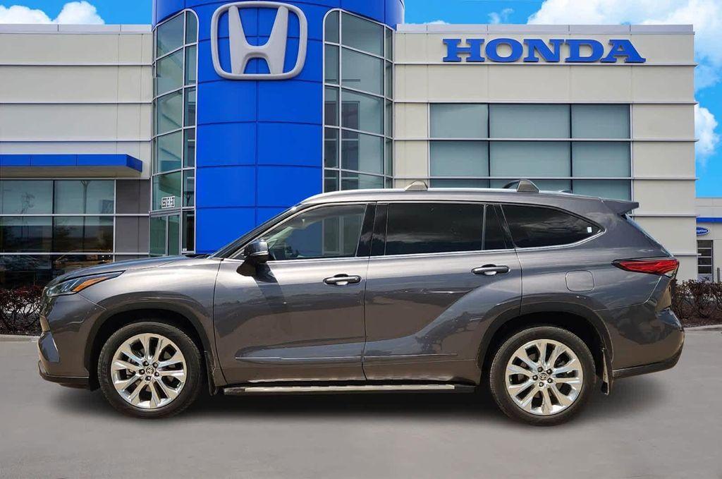 used 2021 Toyota Highlander car, priced at $31,716