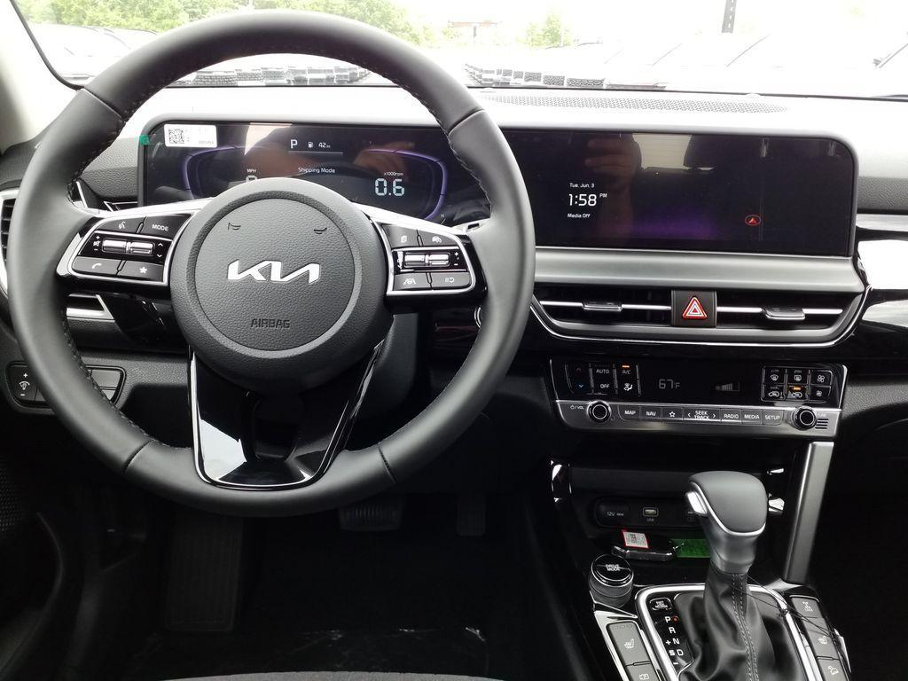 new 2025 Kia Seltos car, priced at $28,670