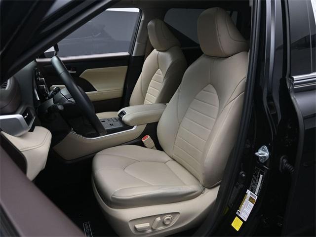 used 2022 Toyota Highlander car, priced at $33,931