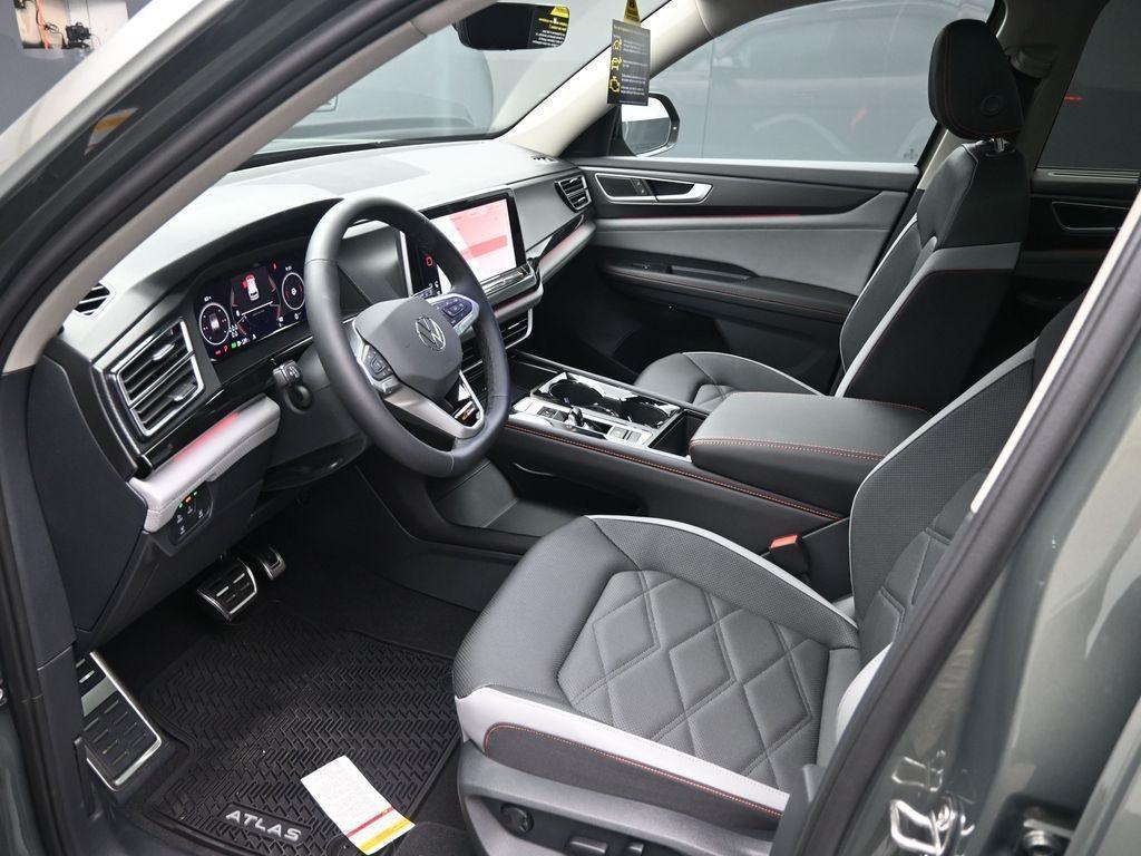 new 2025 Volkswagen Atlas car, priced at $45,101