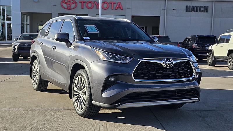 used 2022 Toyota Highlander car, priced at $37,980