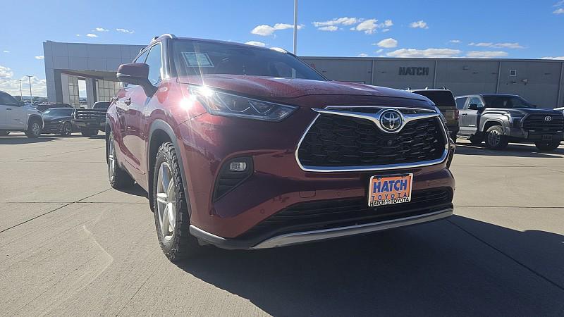 used 2022 Toyota Highlander car, priced at $32,999