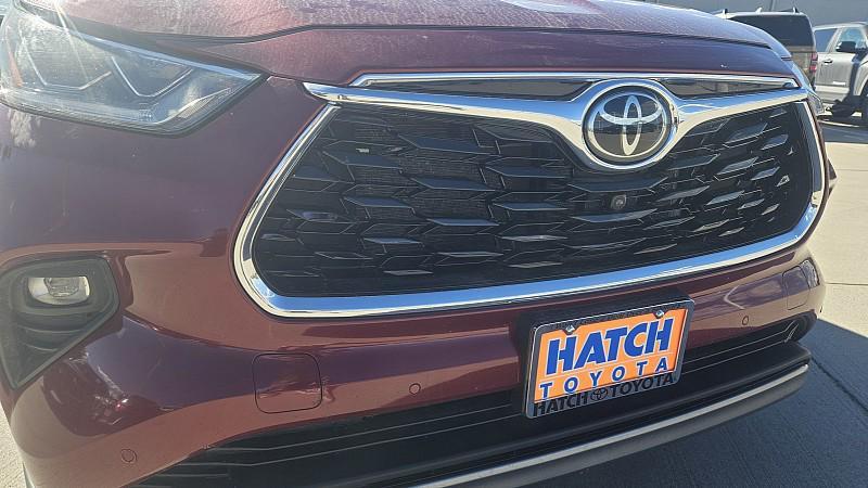 used 2022 Toyota Highlander car, priced at $32,999