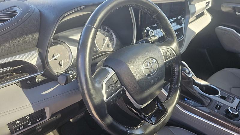 used 2022 Toyota Highlander car, priced at $32,999