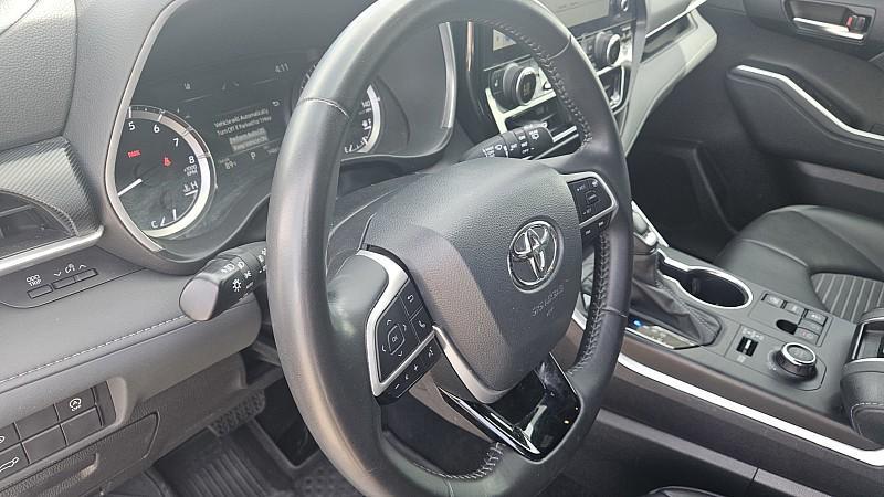 used 2024 Toyota Highlander car, priced at $38,499