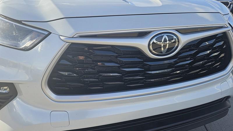 used 2022 Toyota Highlander car, priced at $34,299