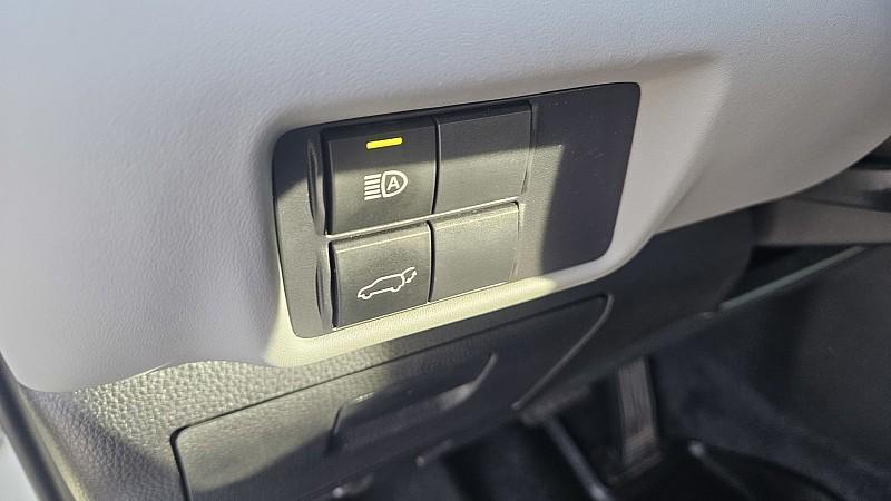 used 2022 Toyota Highlander car, priced at $34,299