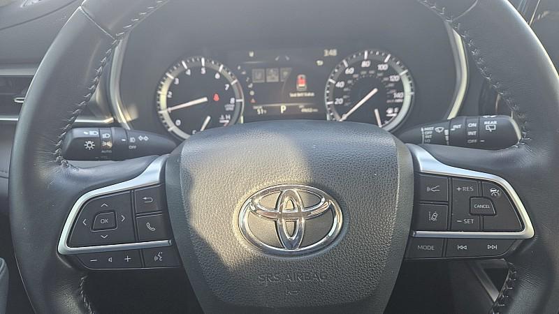 used 2022 Toyota Highlander car, priced at $34,299