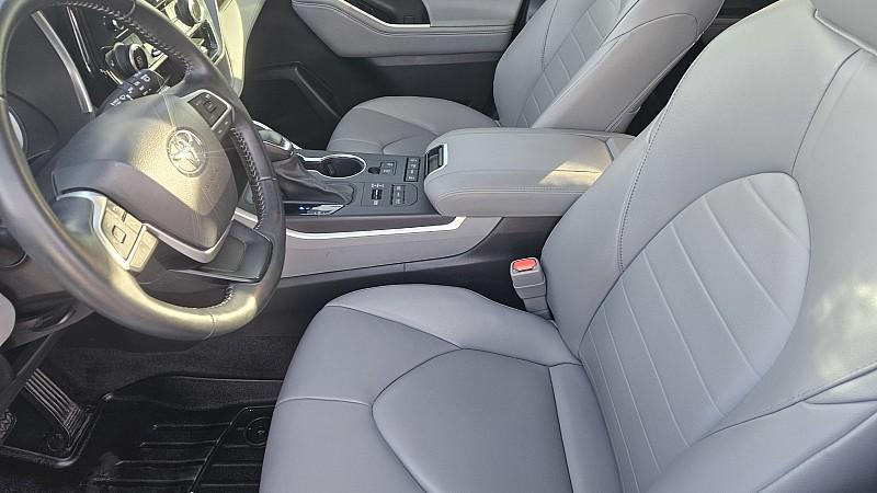 used 2022 Toyota Highlander car, priced at $34,299