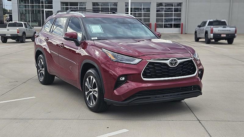 used 2024 Toyota Highlander car, priced at $41,999