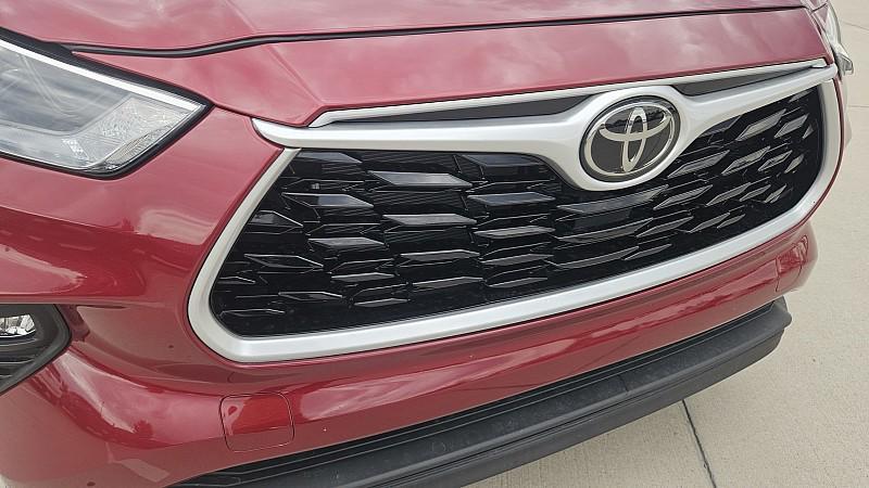 used 2024 Toyota Highlander car, priced at $39,999