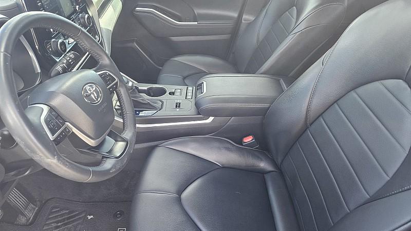 used 2022 Toyota Highlander car, priced at $35,997