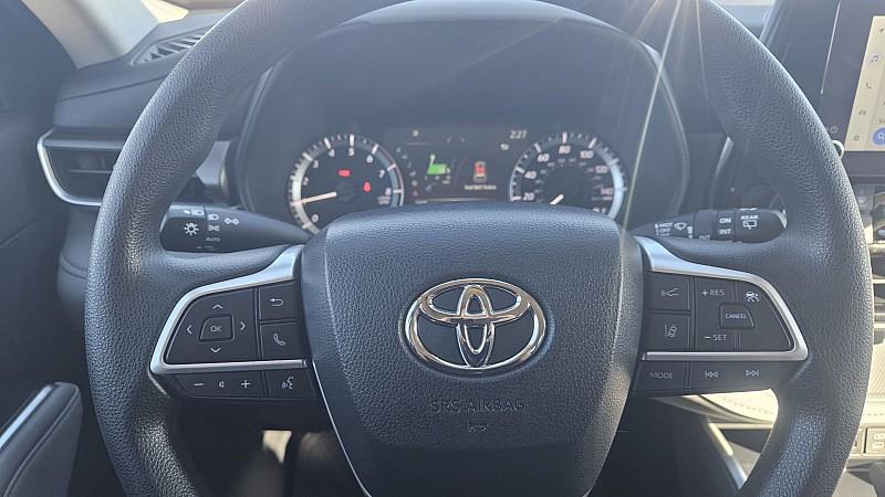 used 2023 Toyota Highlander car, priced at $35,999