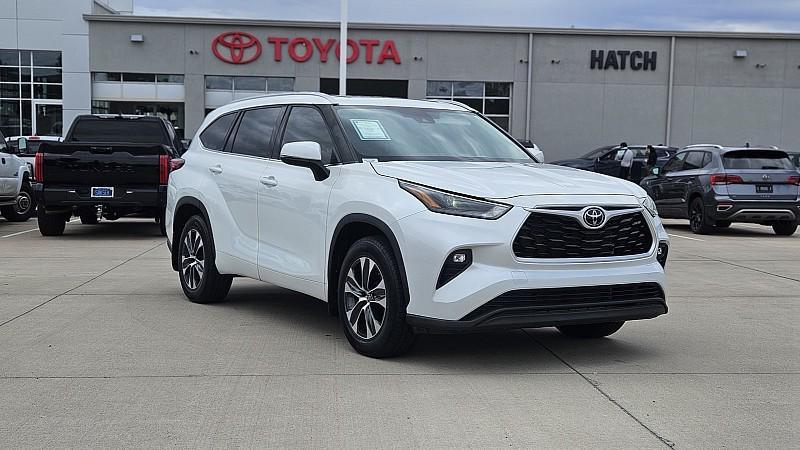 used 2022 Toyota Highlander car, priced at $31,997