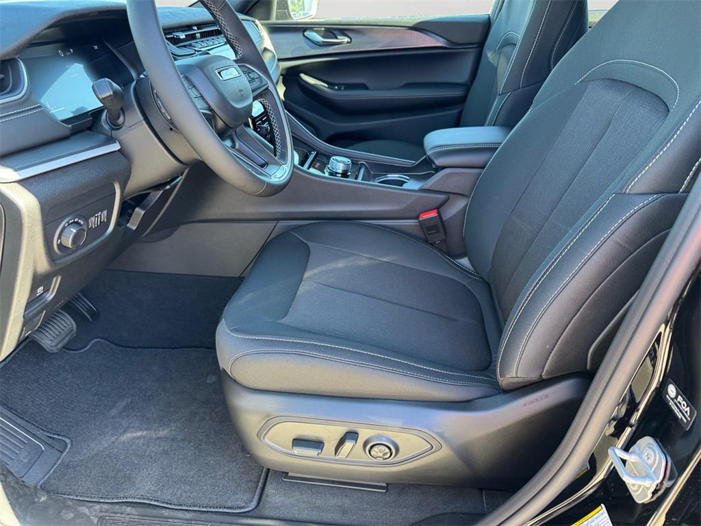 new 2025 Jeep Grand Cherokee car, priced at $39,925