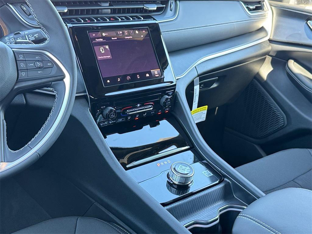 new 2025 Jeep Grand Cherokee car, priced at $39,925