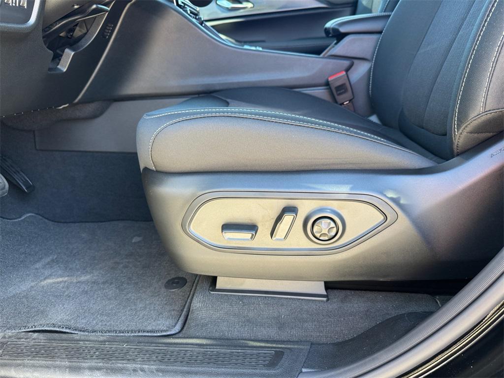 new 2025 Jeep Grand Cherokee car, priced at $39,925