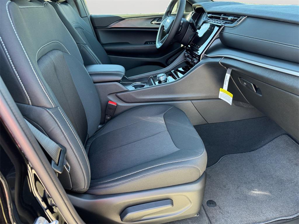 new 2025 Jeep Grand Cherokee car, priced at $39,925