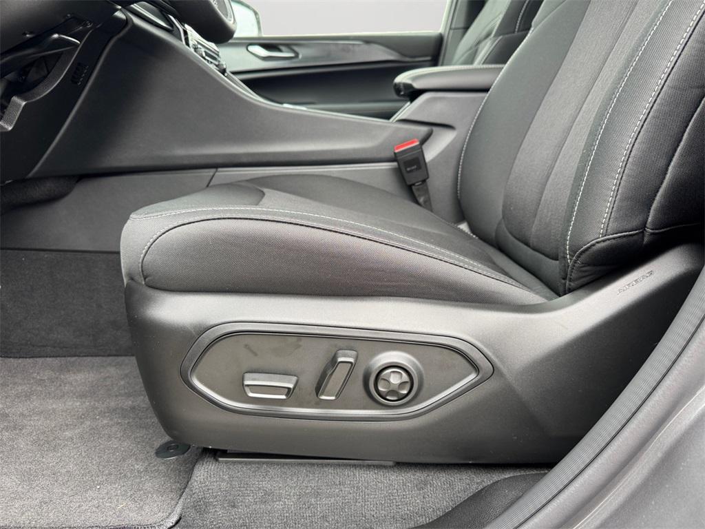 new 2025 Jeep Grand Cherokee car, priced at $39,875